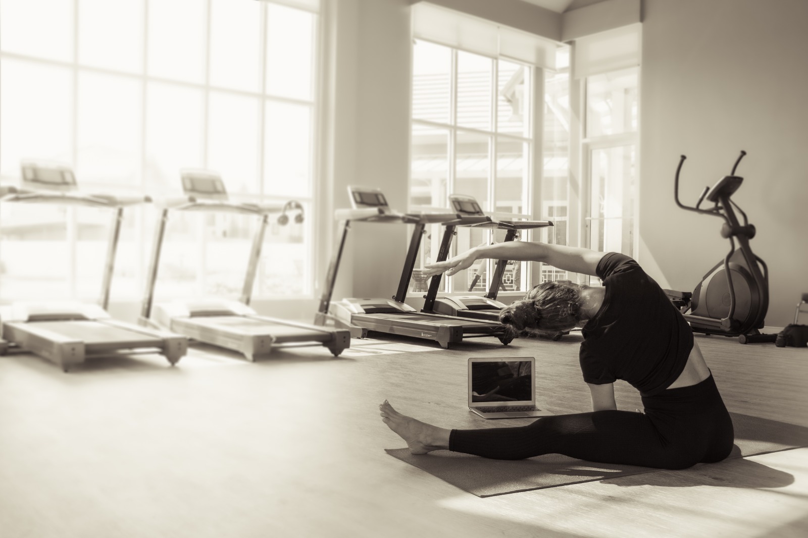 Modern private studio rental Las Vegas setup with professional lighting, seamless backdrop, and clean space for exclusive photoshoots.